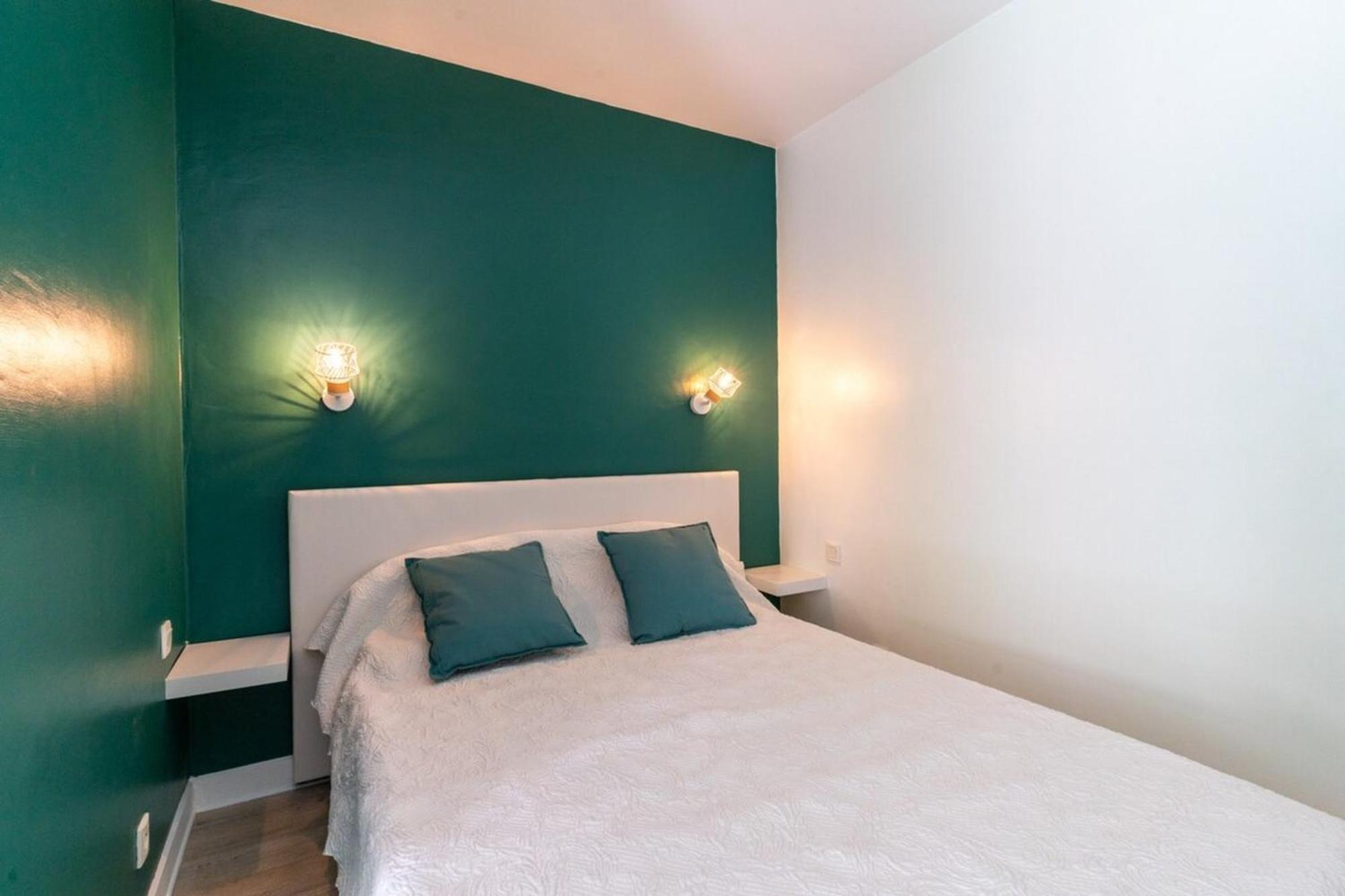 Beautiful Flat With Swimming Pool Tennis Court And Private Car Parking 09 Apartment