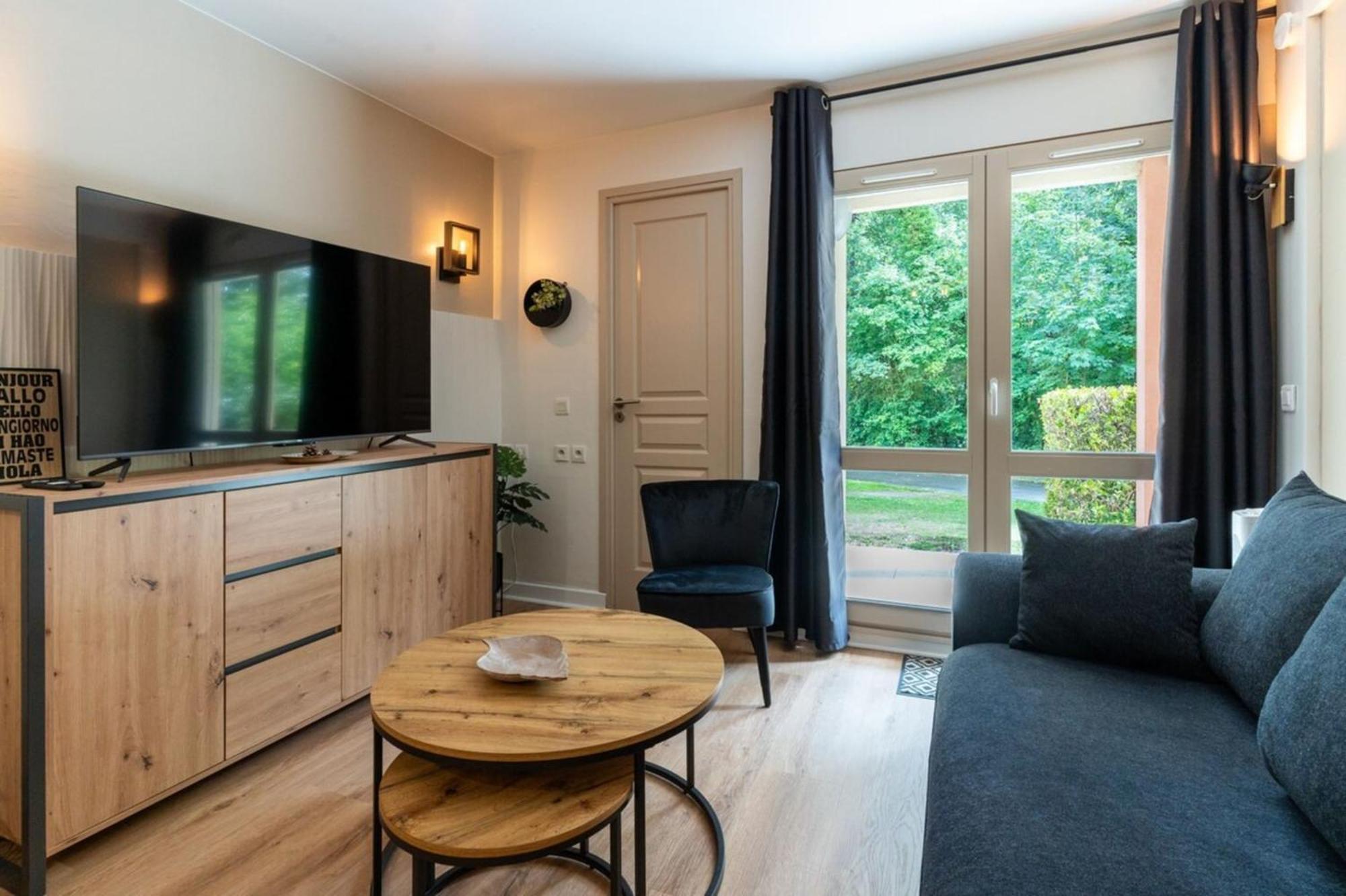 Beautiful Flat With Swimming Pool Tennis Court And Private Car Parking 09 Appartement